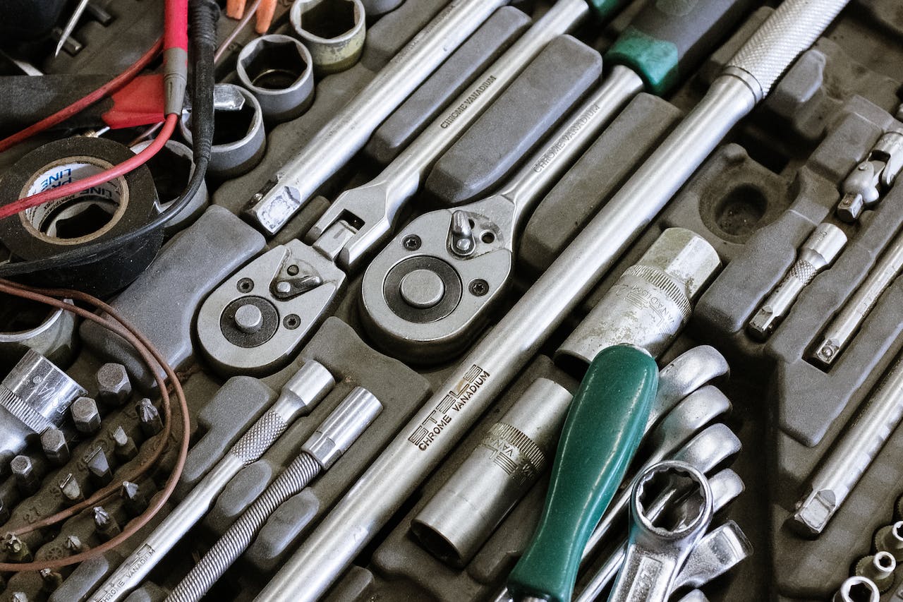 Niezbędne narzędzia ręczne - w jakie klucze warto się wyposażyć?